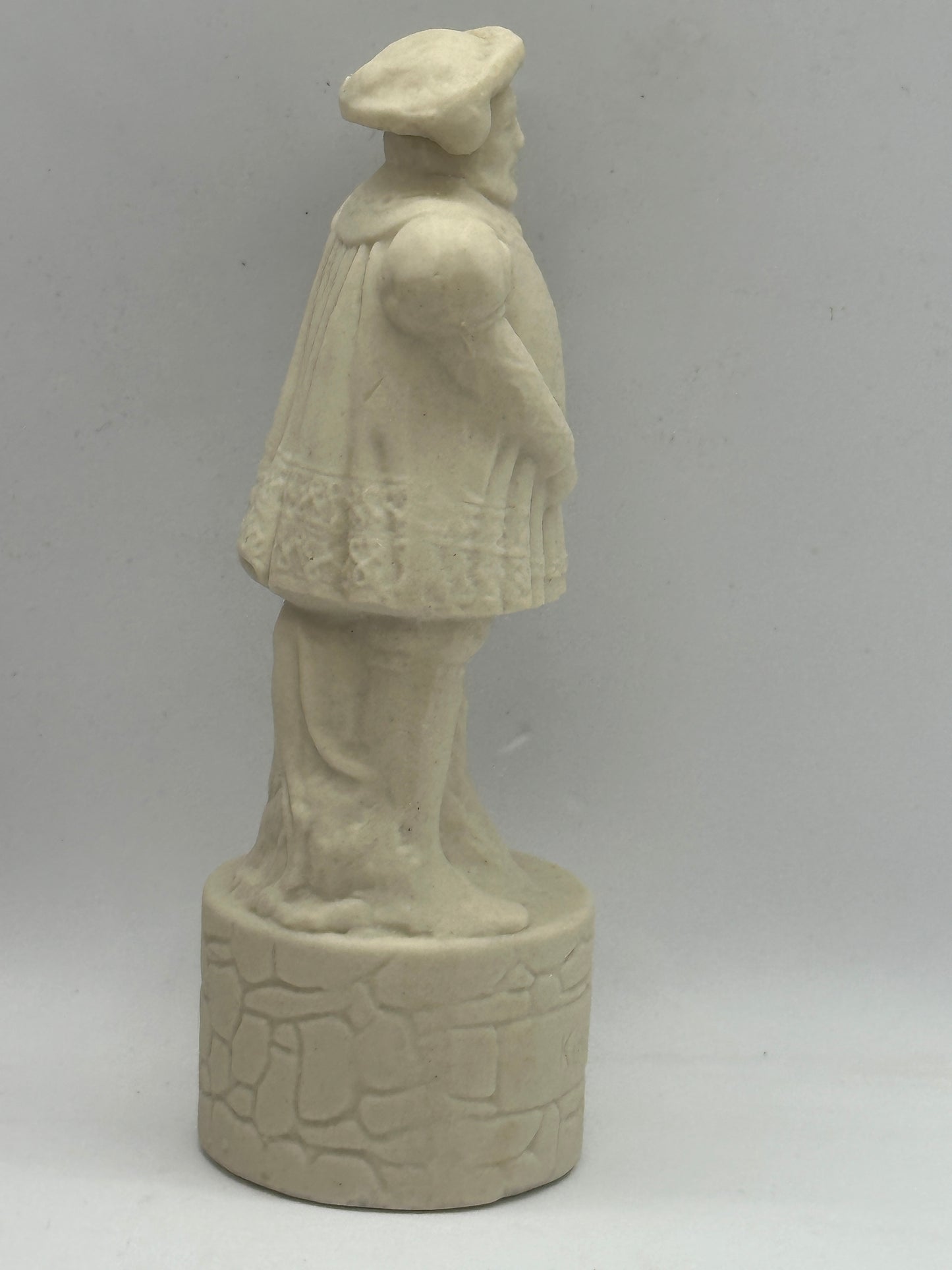 Wade England Beneagles Rose & Thistle Chess Pieces - King Henry VIII & Queen Elizabeth I Bottle w/cork