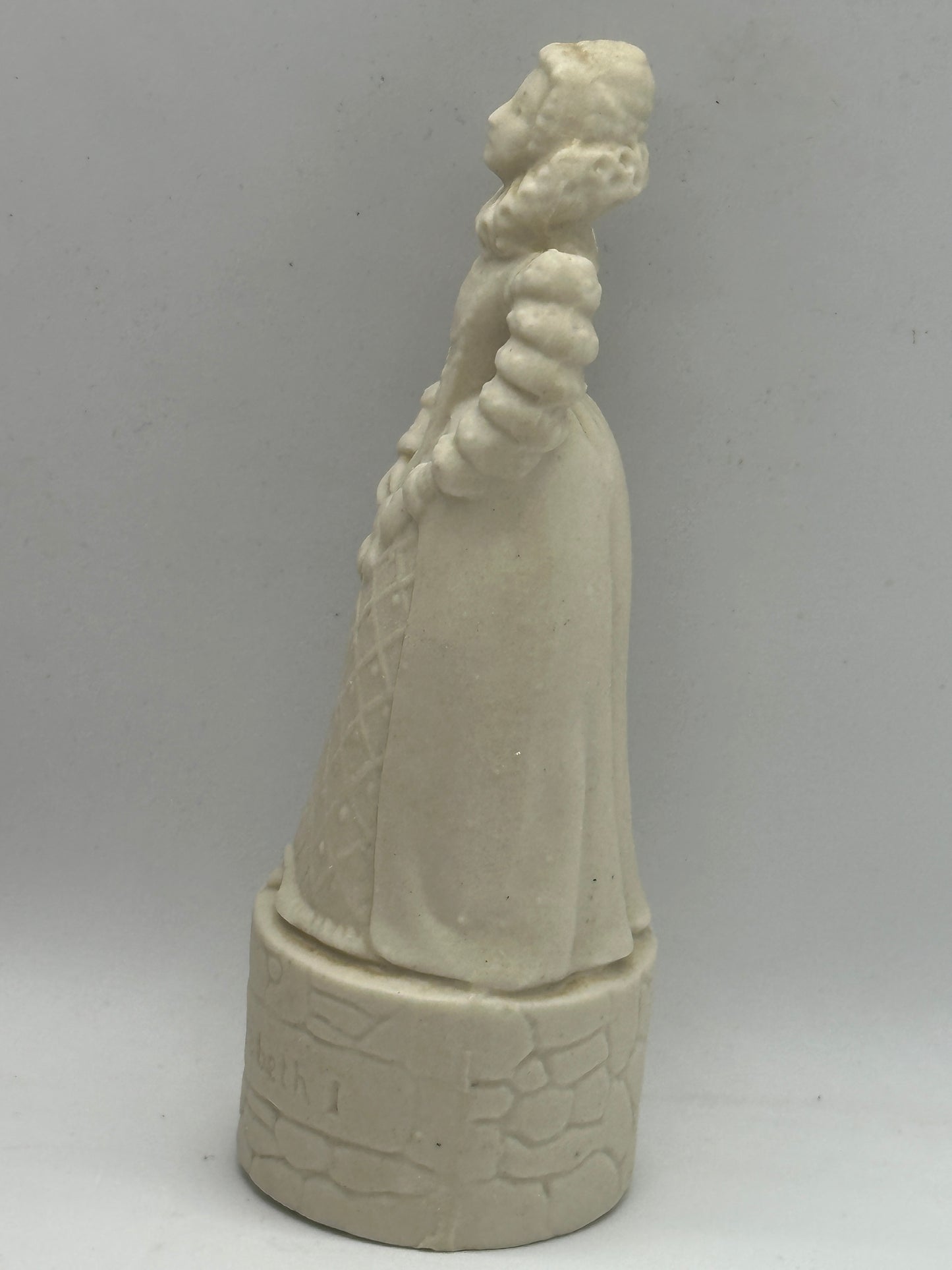 Wade England Beneagles Rose & Thistle Chess Pieces - King Henry VIII & Queen Elizabeth I Bottle w/cork