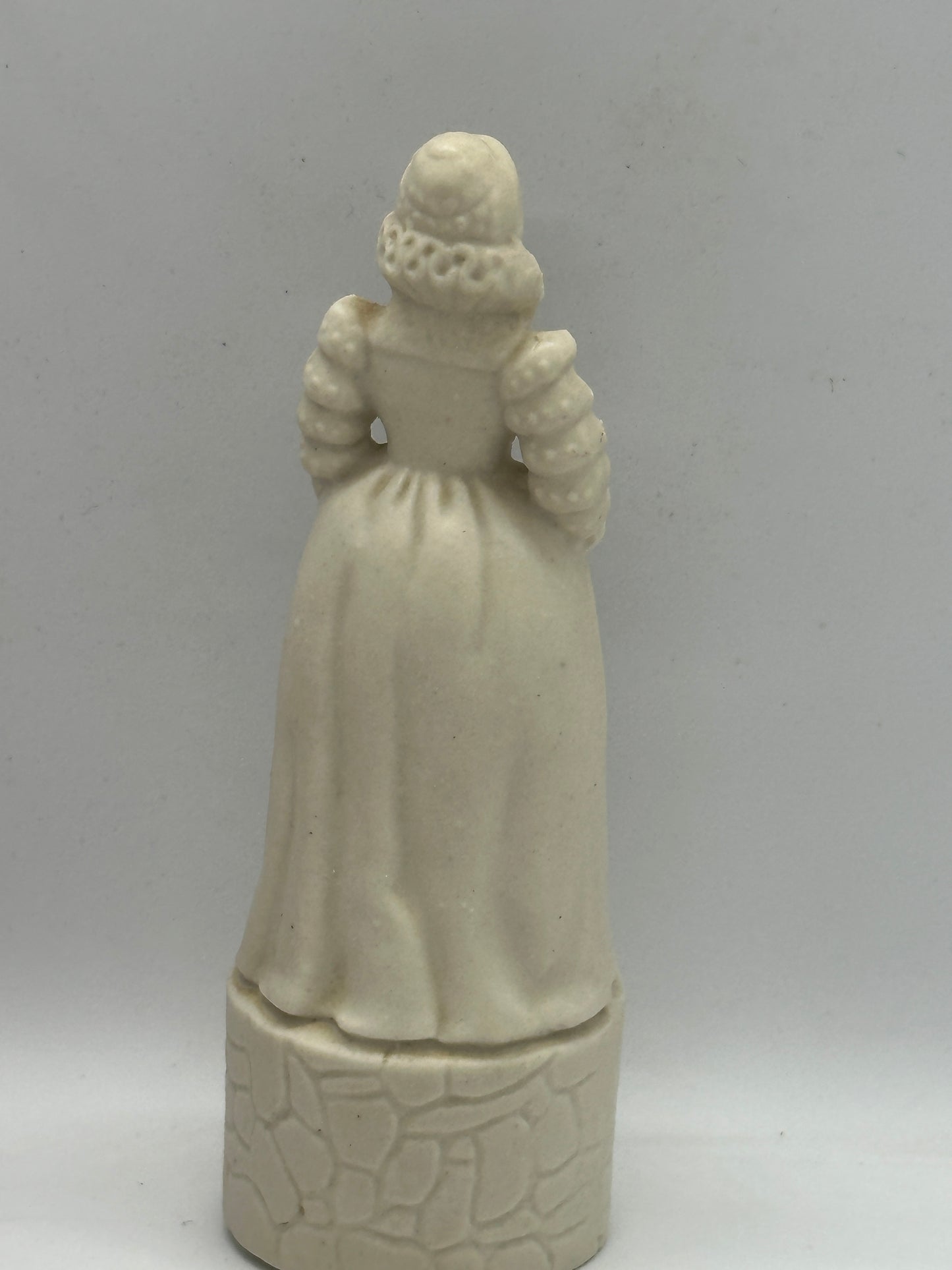 Wade England Beneagles Rose & Thistle Chess Pieces - King Henry VIII & Queen Elizabeth I Bottle w/cork