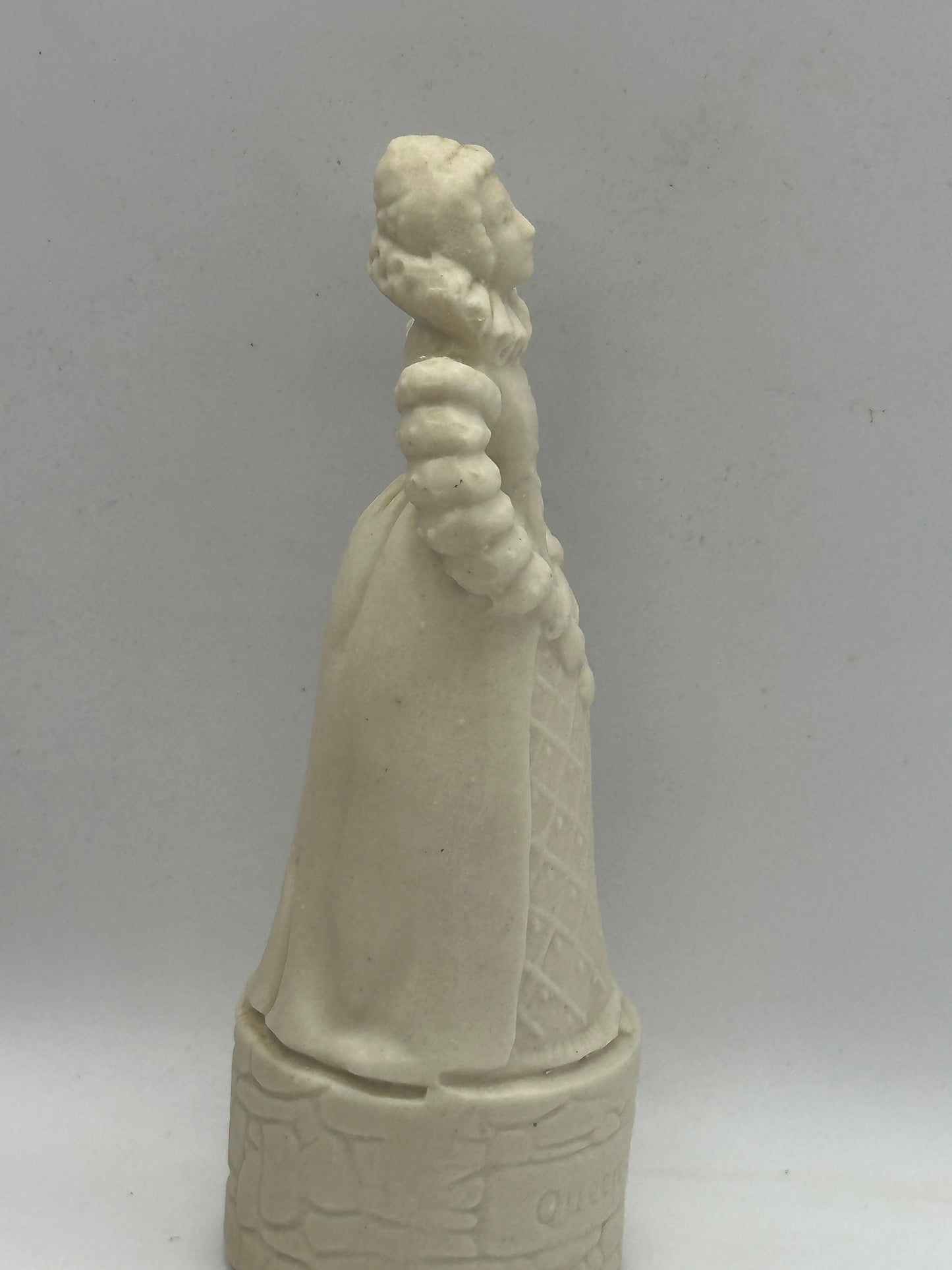 Wade England Beneagles Rose & Thistle Chess Pieces - King Henry VIII & Queen Elizabeth I Bottle w/cork