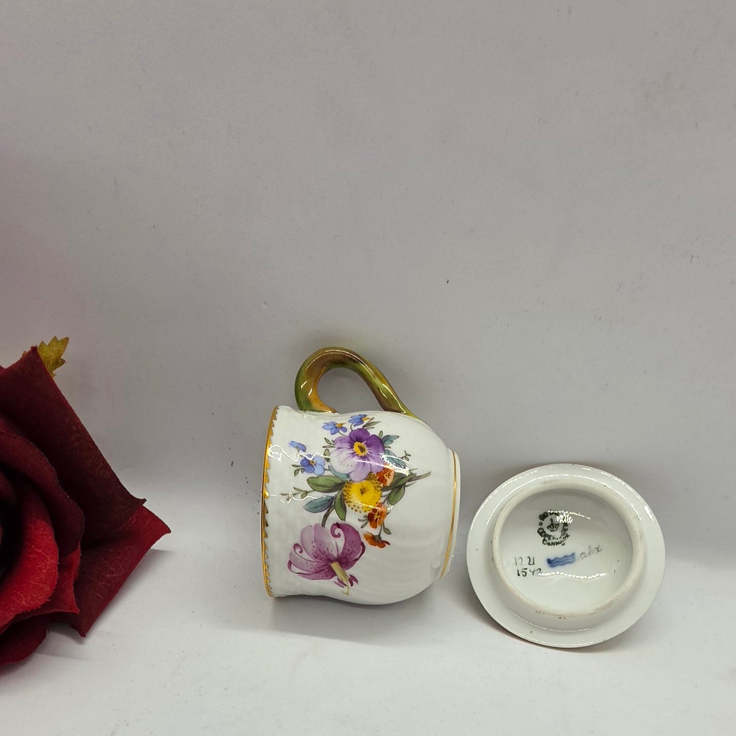Royal Copenhagen #1542 Saxon Flower Porcelain Pot de Creme with lid